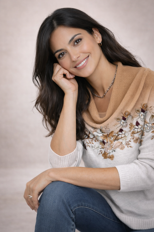 Alora | Jersey floral con cuello suave